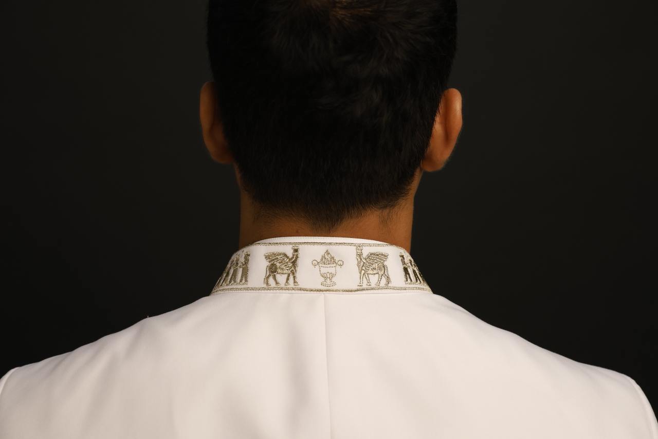Back detail showing continuous collar embroidery