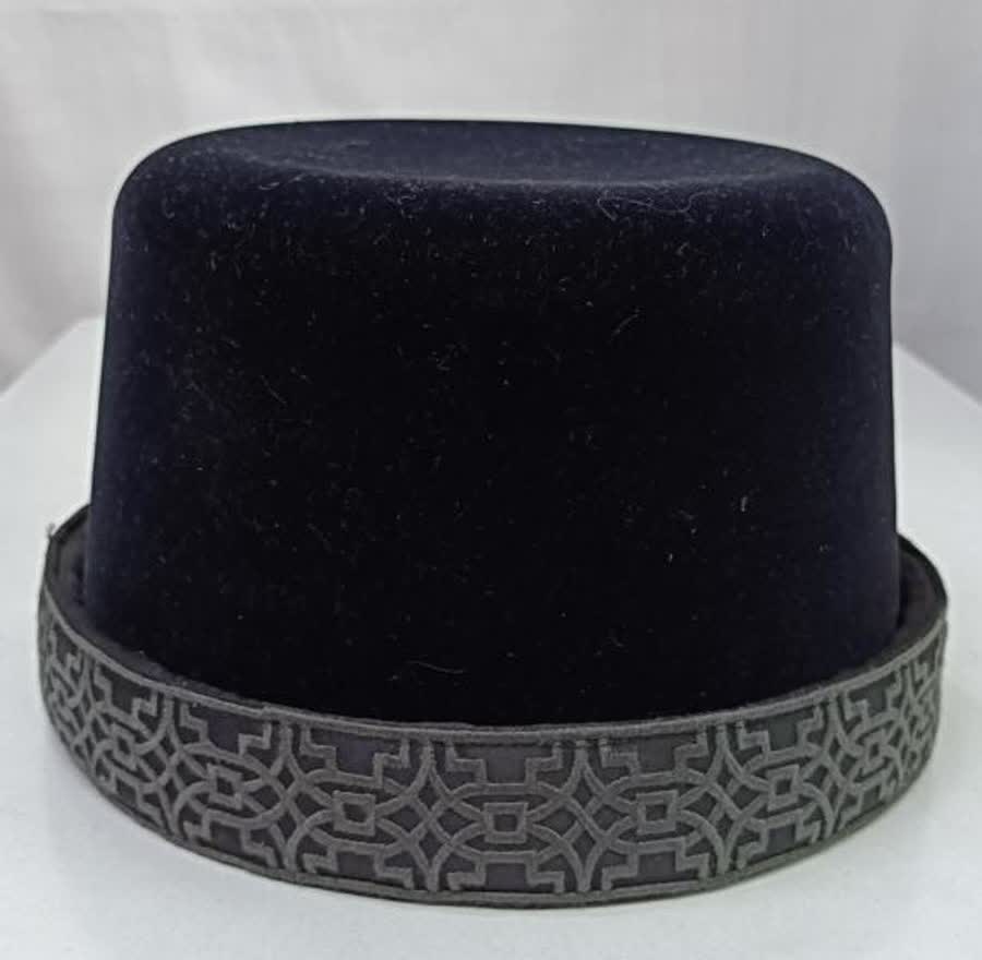 Grey geometrical border Pheto