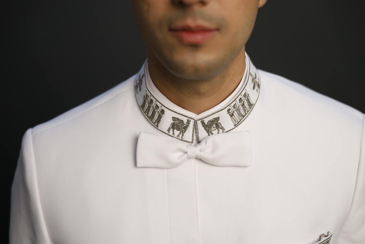 White Dagli collar embroidery and bow detail